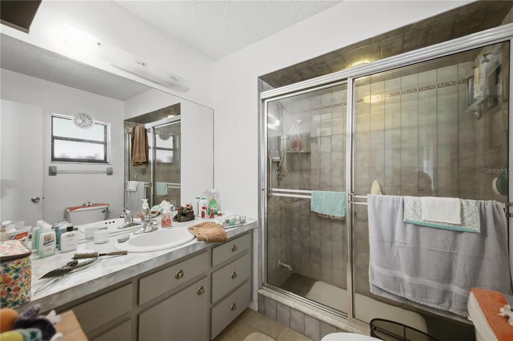 На продажу: $169,900 (2 спален, 2 ванн, 1049 Квадратных фут)