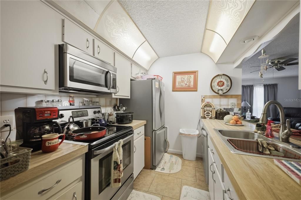 На продажу: $169,900 (2 спален, 2 ванн, 1049 Квадратных фут)