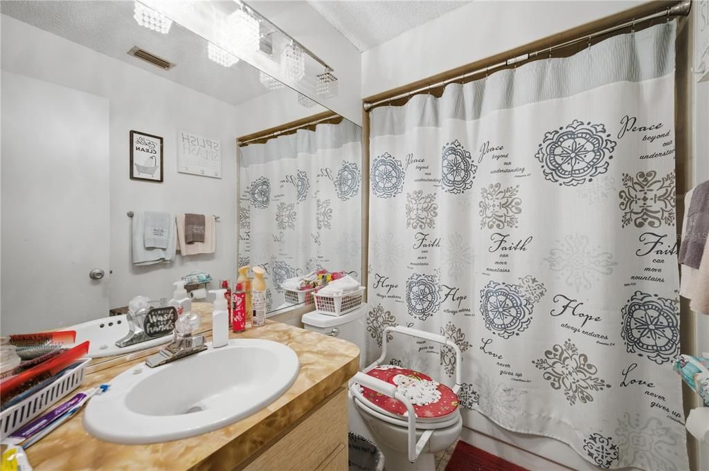 На продажу: $169,900 (2 спален, 2 ванн, 1049 Квадратных фут)