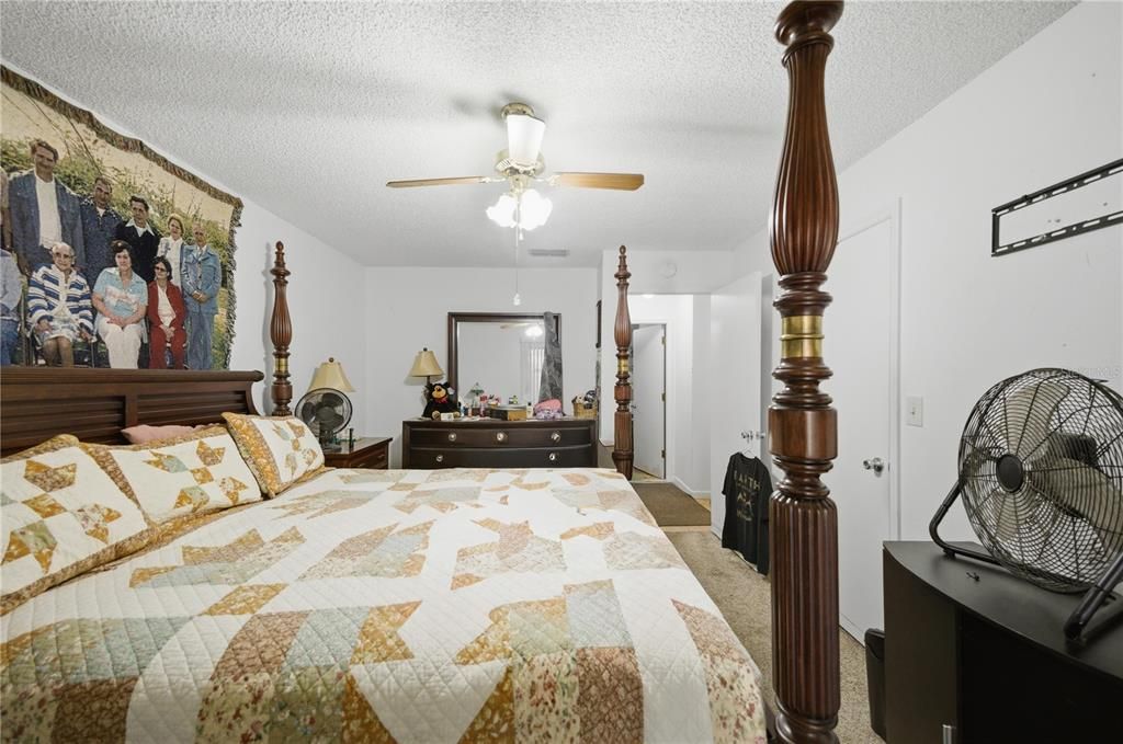 На продажу: $169,900 (2 спален, 2 ванн, 1049 Квадратных фут)