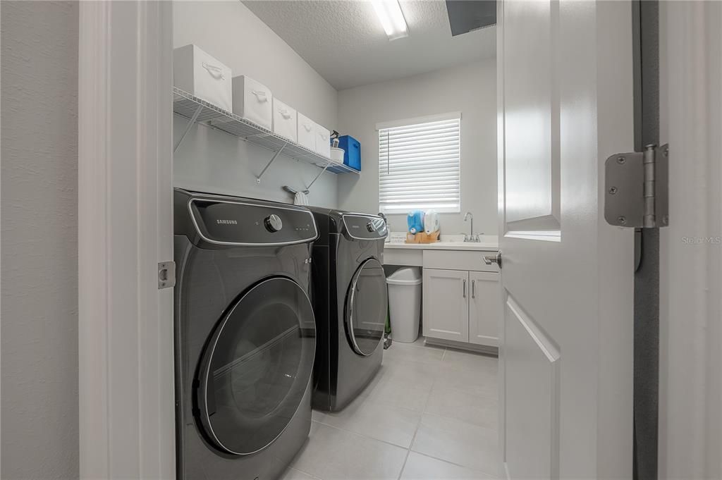 Activo con contrato: $1,300,000 (4 camas, 3 baños, 3028 Pies cuadrados)