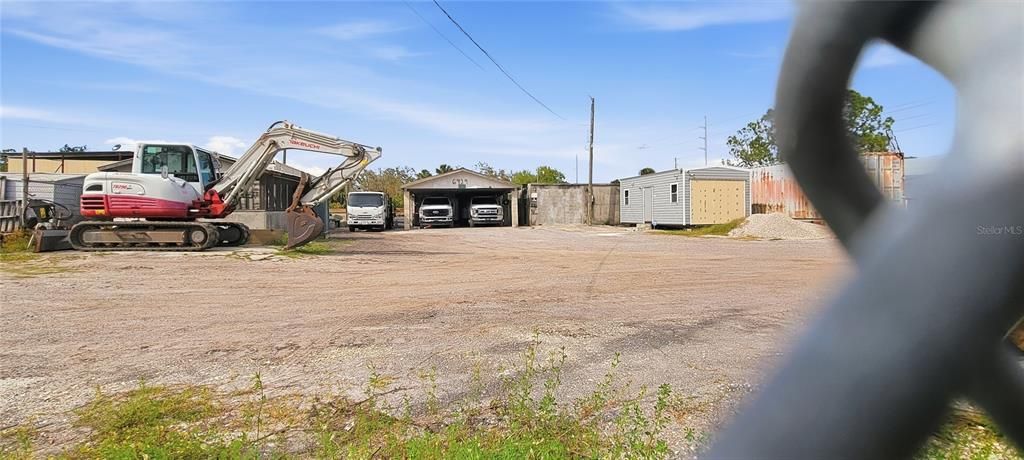 На продажу: $699,900 (1.06 acres)