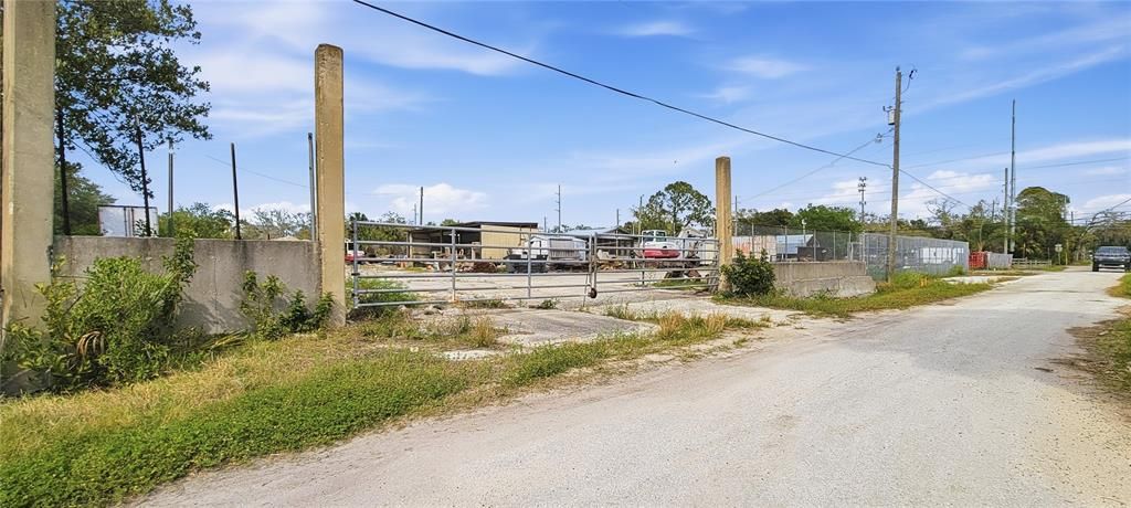 На продажу: $699,900 (1.06 acres)