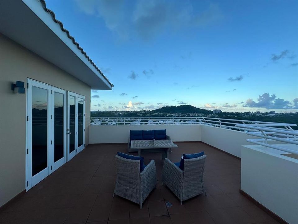 Active With Contract: $895,000 (4 beds, 3 baths, 4026 Square Feet)