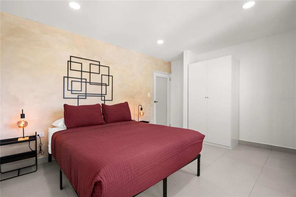 For Rent: $2,300 (2 beds, 1 baths, 889 Square Feet)