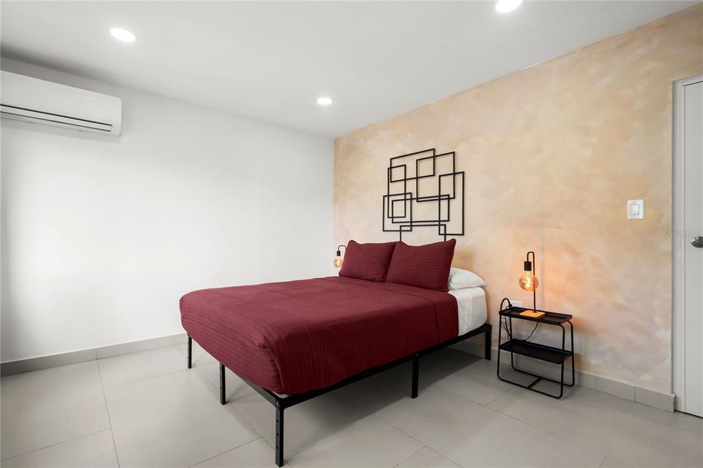 For Rent: $2,300 (2 beds, 1 baths, 889 Square Feet)