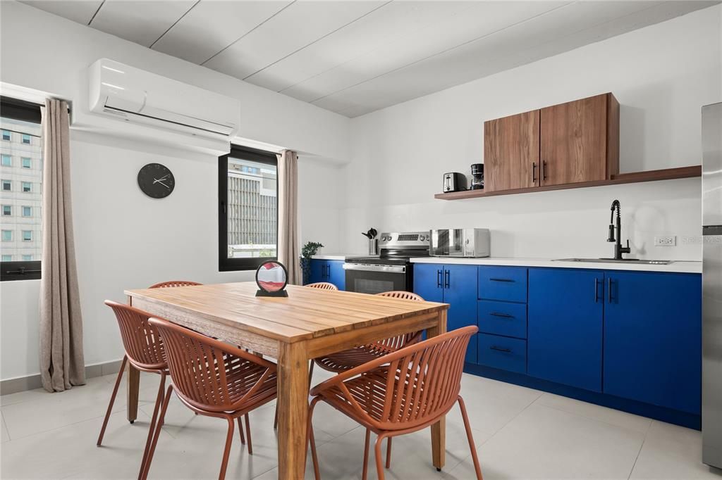 For Rent: $2,300 (2 beds, 1 baths, 889 Square Feet)