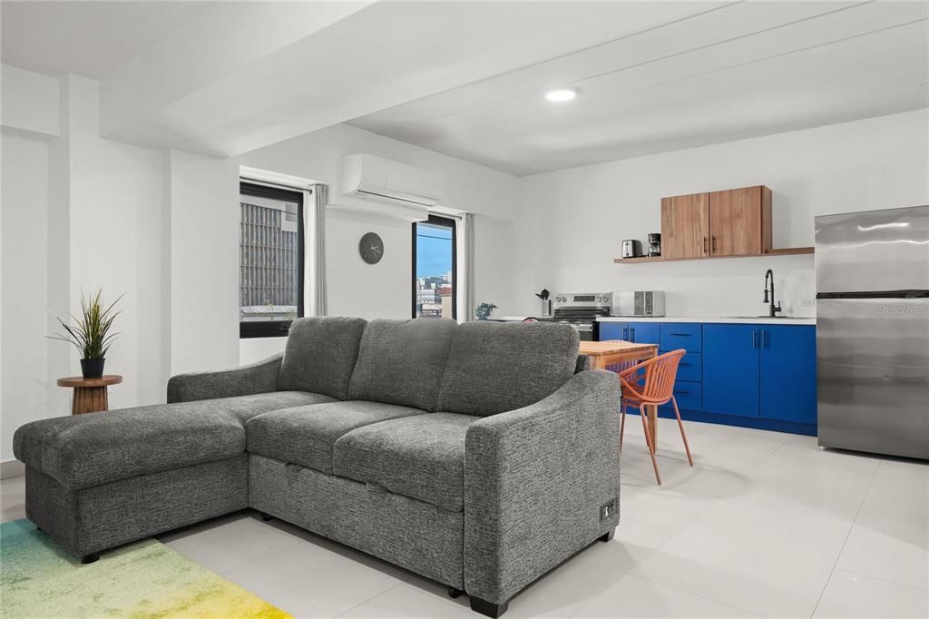 For Rent: $2,300 (2 beds, 1 baths, 889 Square Feet)