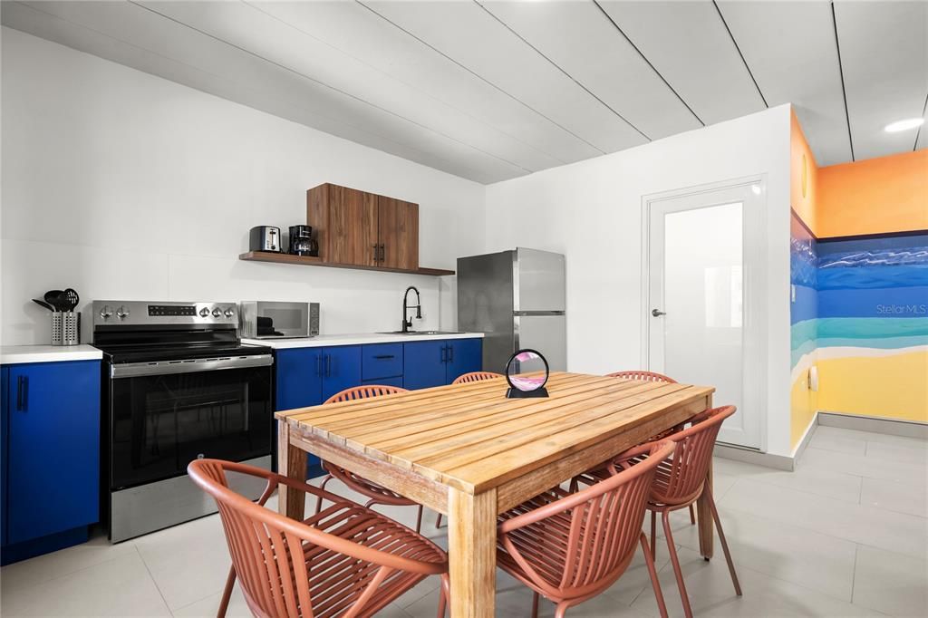 For Rent: $2,300 (2 beds, 1 baths, 889 Square Feet)