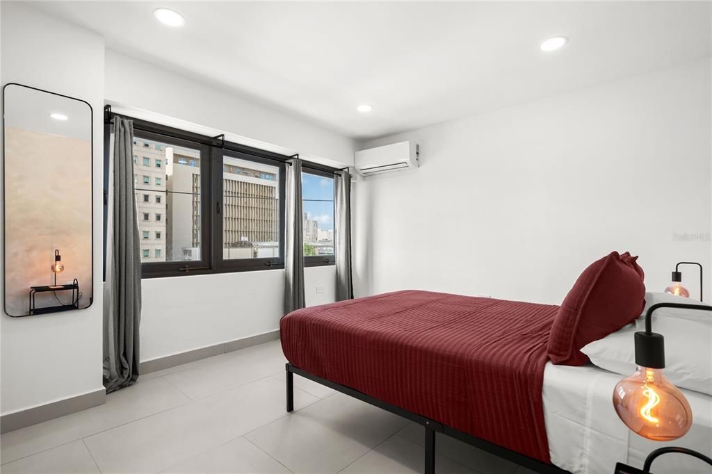 For Rent: $2,300 (2 beds, 1 baths, 889 Square Feet)