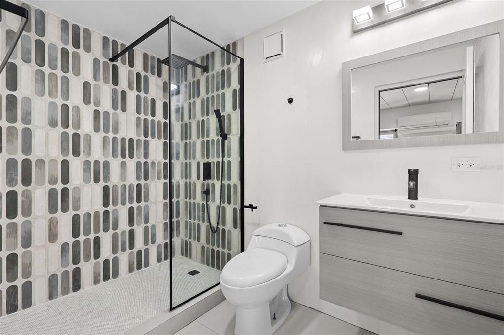 For Rent: $2,300 (2 beds, 1 baths, 889 Square Feet)