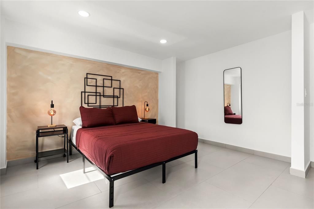 For Rent: $2,300 (2 beds, 1 baths, 889 Square Feet)