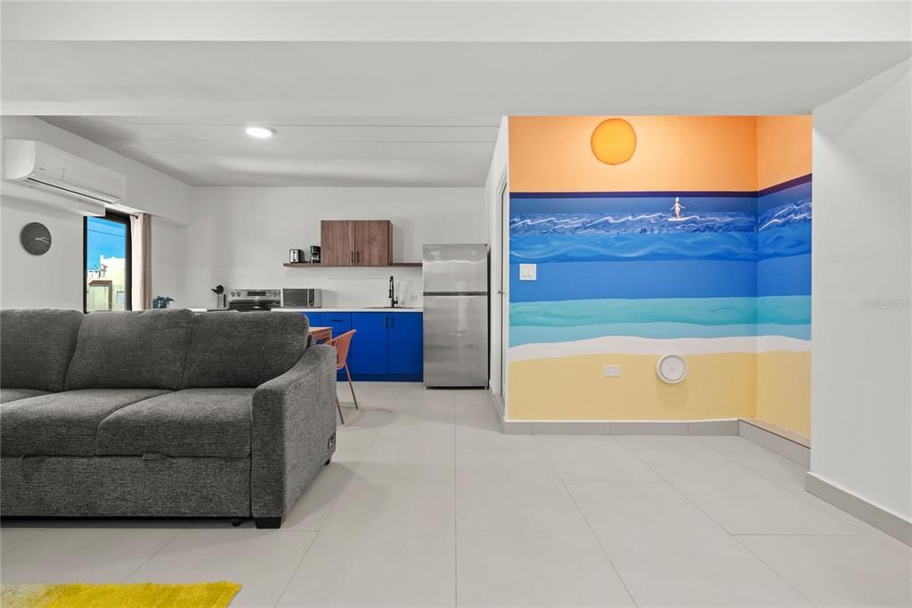 For Rent: $2,300 (2 beds, 1 baths, 889 Square Feet)