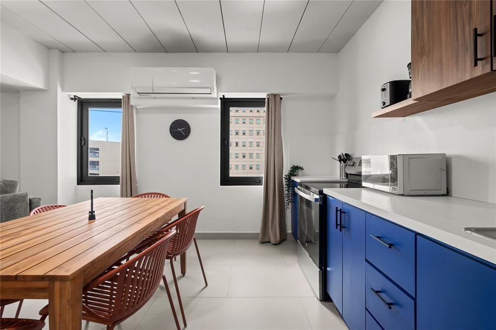 For Rent: $2,300 (2 beds, 1 baths, 889 Square Feet)