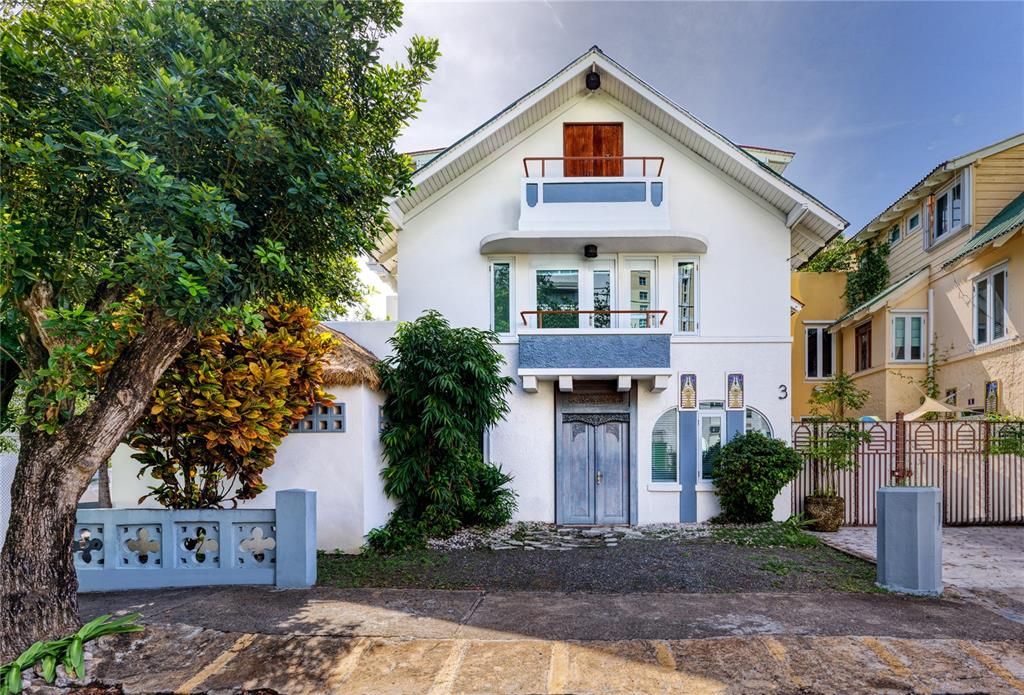 For Sale: $2,590,000 (4 beds, 5 baths, 3715 Square Feet)