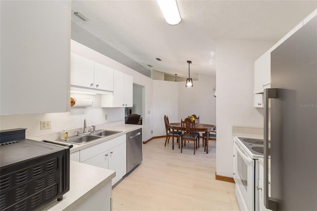 Active With Contract: $269,999 (3 beds, 2 baths, 1546 Square Feet)