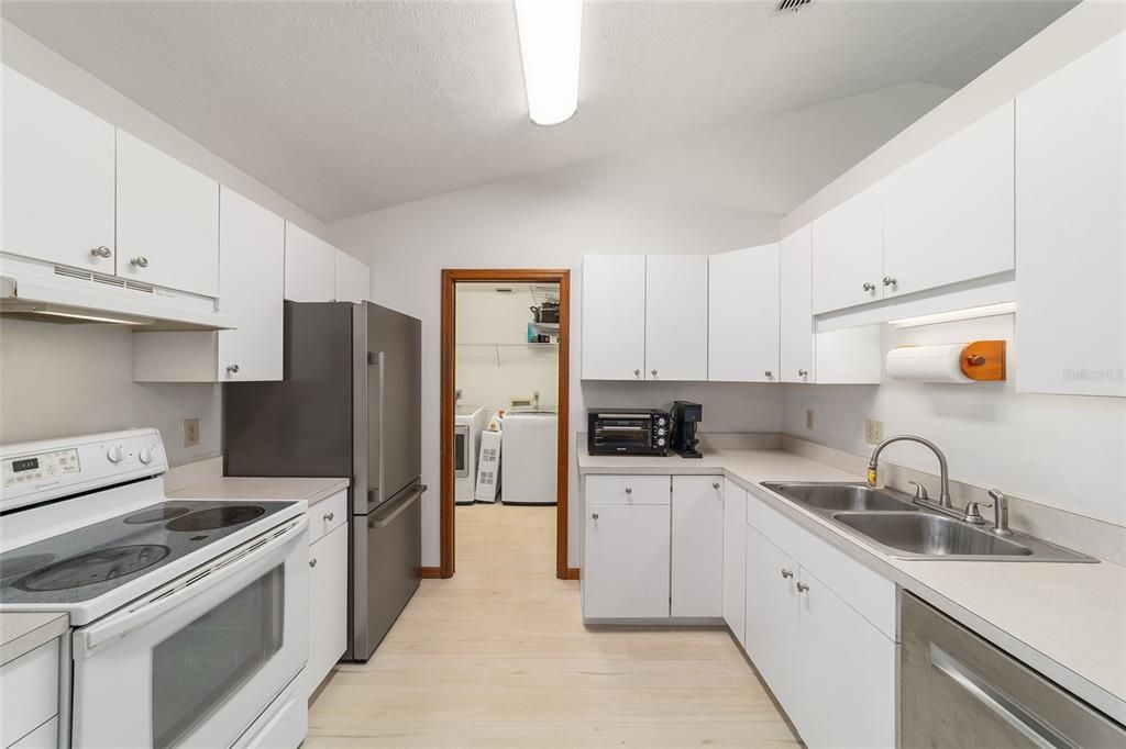 Active With Contract: $269,999 (3 beds, 2 baths, 1546 Square Feet)