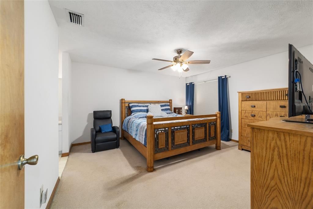 Active With Contract: $269,999 (3 beds, 2 baths, 1546 Square Feet)