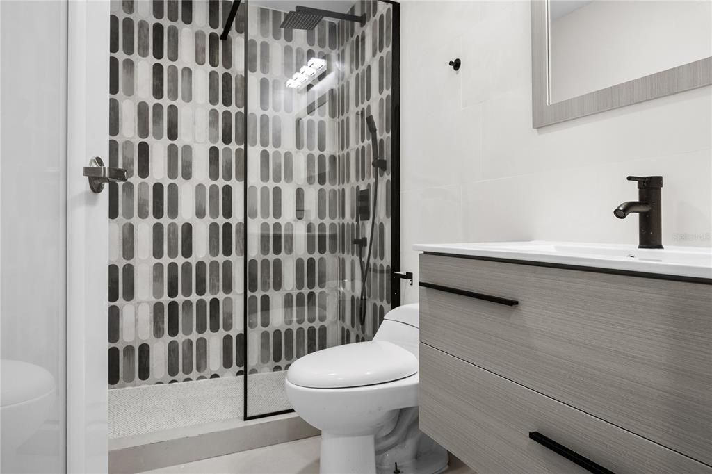 For Rent: $2,300 (2 beds, 1 baths, 929 Square Feet)