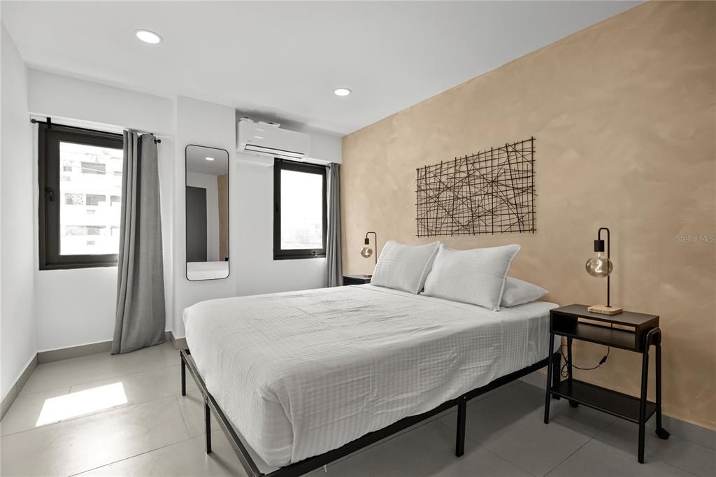 For Rent: $2,300 (2 beds, 1 baths, 929 Square Feet)