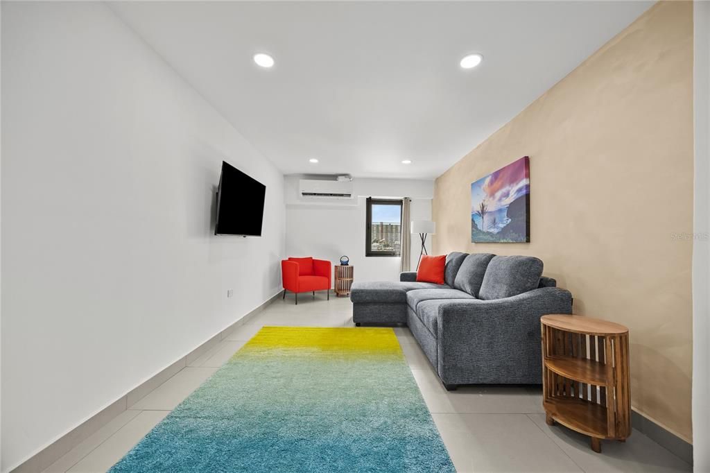 For Rent: $2,300 (2 beds, 1 baths, 929 Square Feet)