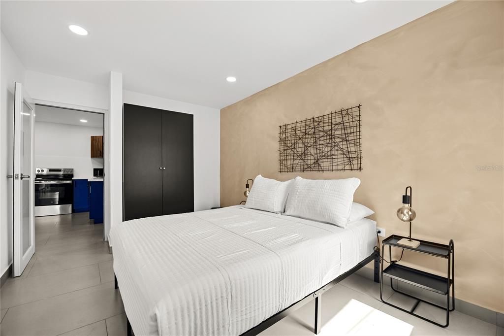 For Rent: $2,300 (2 beds, 1 baths, 929 Square Feet)