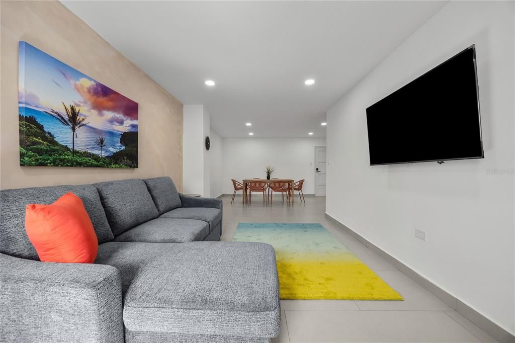 For Rent: $2,300 (2 beds, 1 baths, 929 Square Feet)