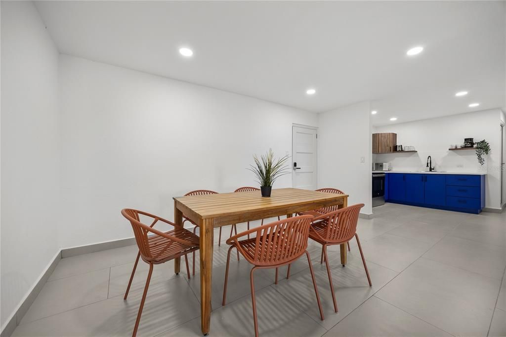 For Rent: $2,300 (2 beds, 1 baths, 929 Square Feet)