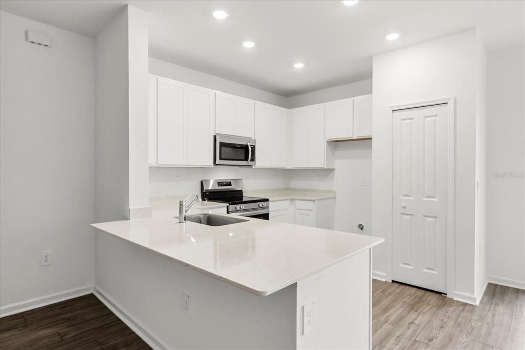 На продажу: $215,000 (3 спален, 2 ванн, 1708 Квадратных фут)