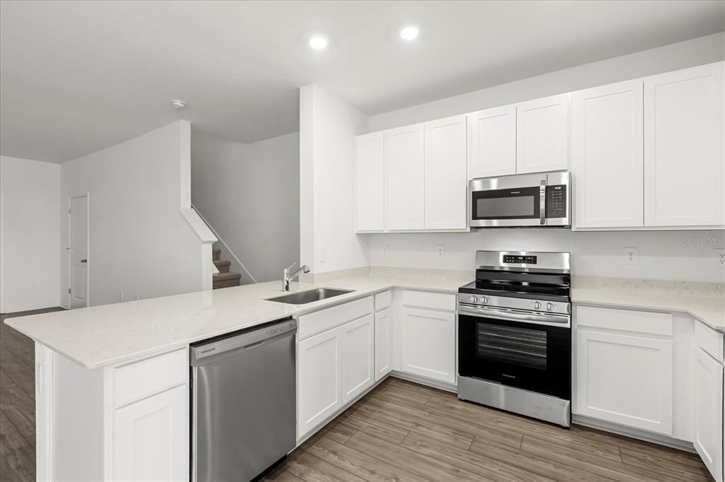 На продажу: $215,000 (3 спален, 2 ванн, 1708 Квадратных фут)