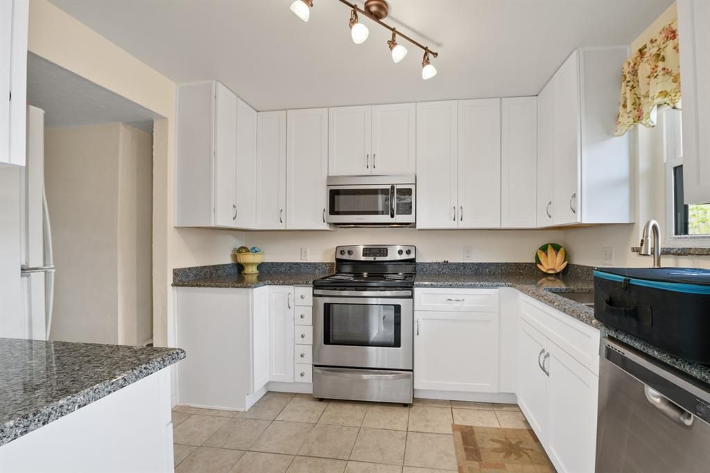 Active With Contract: $179,000 (2 beds, 2 baths, 955 Square Feet)