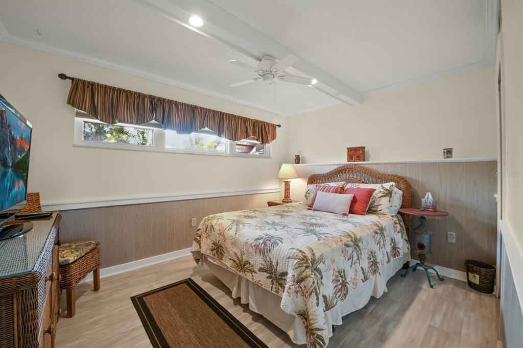 Active With Contract: $179,000 (2 beds, 2 baths, 955 Square Feet)