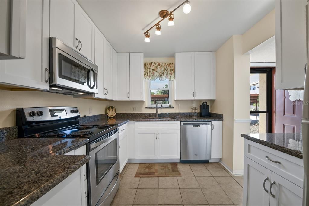 Active With Contract: $179,000 (2 beds, 2 baths, 955 Square Feet)