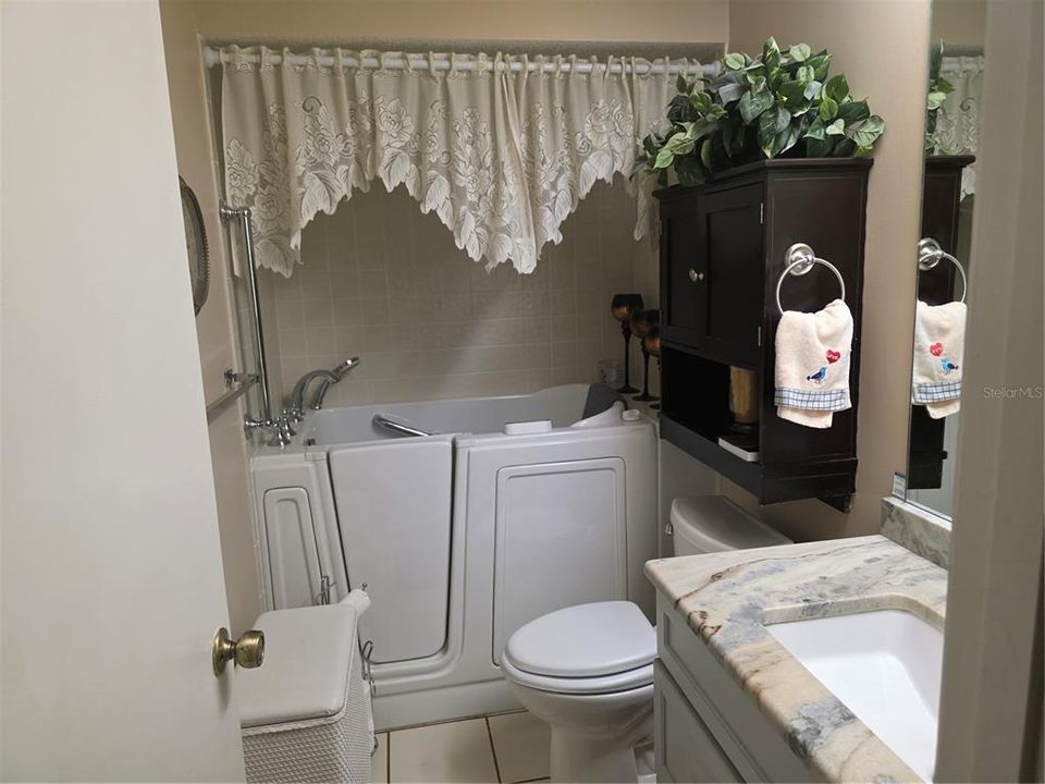 For Sale: $195,000 (2 beds, 2 baths, 1094 Square Feet)