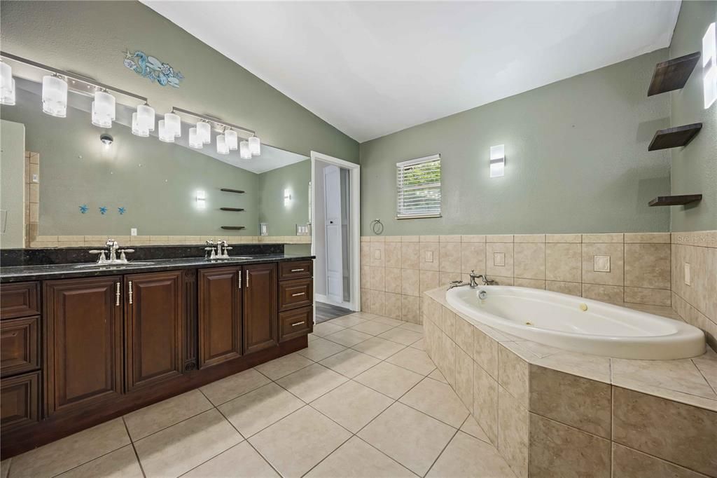For Sale: $449,900 (4 beds, 3 baths, 2688 Square Feet)