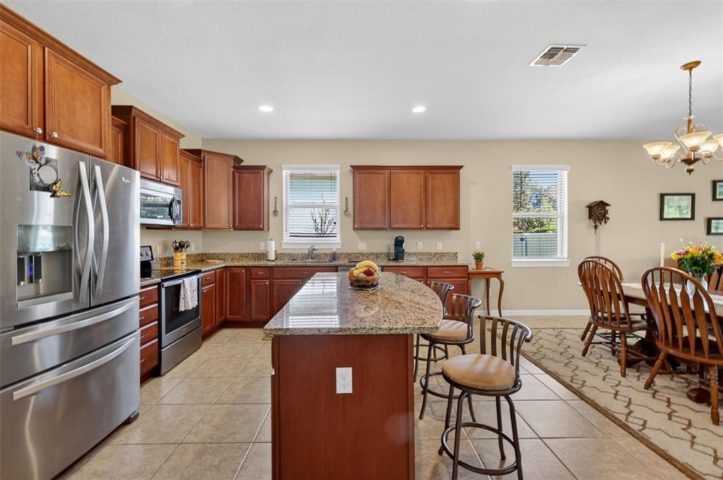 Activo con contrato: $410,000 (3 camas, 2 baños, 2144 Pies cuadrados)