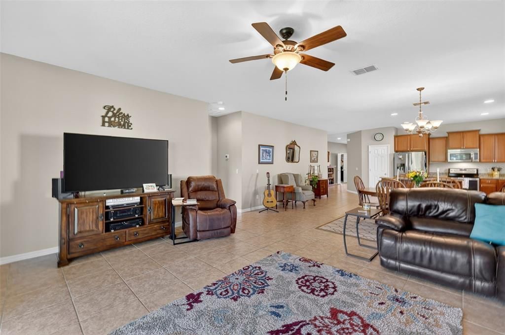 Activo con contrato: $410,000 (3 camas, 2 baños, 2144 Pies cuadrados)