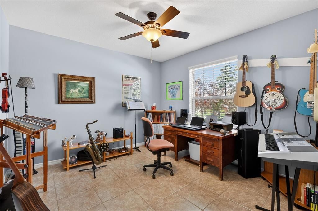 Activo con contrato: $410,000 (3 camas, 2 baños, 2144 Pies cuadrados)