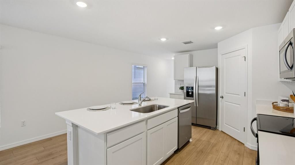 Activo con contrato: $290,990 (4 camas, 2 baños, 1665 Pies cuadrados)