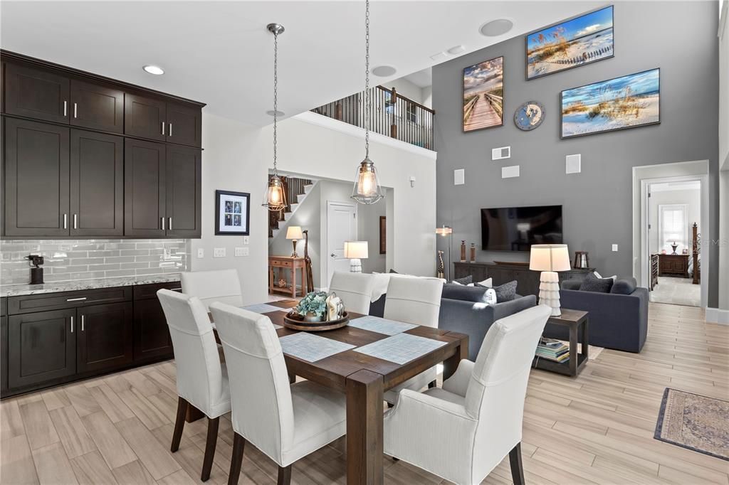 Под контрактом: $1,395,000 (5 спален, 4 ванн, 4385 Квадратных фут)