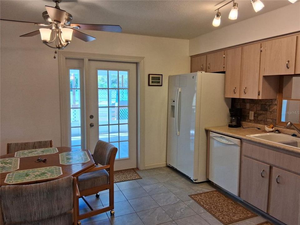 For Sale: $244,000 (2 beds, 2 baths, 1116 Square Feet)