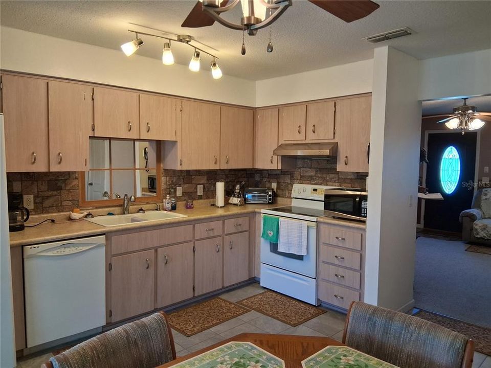 For Sale: $244,000 (2 beds, 2 baths, 1116 Square Feet)