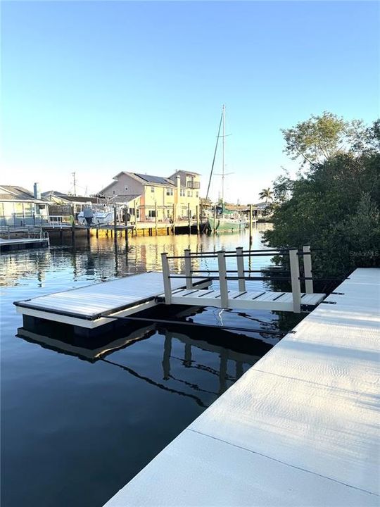 На продажу: $319,000 (0.13 acres)