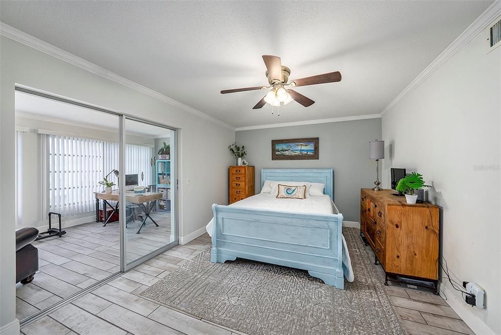 Active With Contract: $102,900 (1 beds, 1 baths, 825 Square Feet)