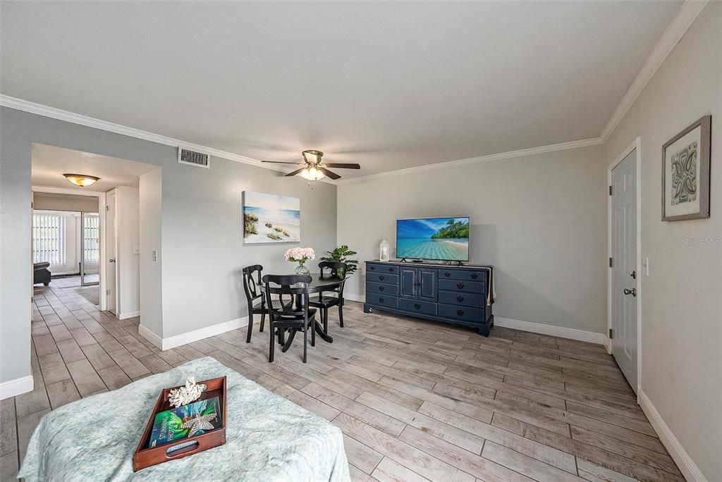 Active With Contract: $102,900 (1 beds, 1 baths, 825 Square Feet)