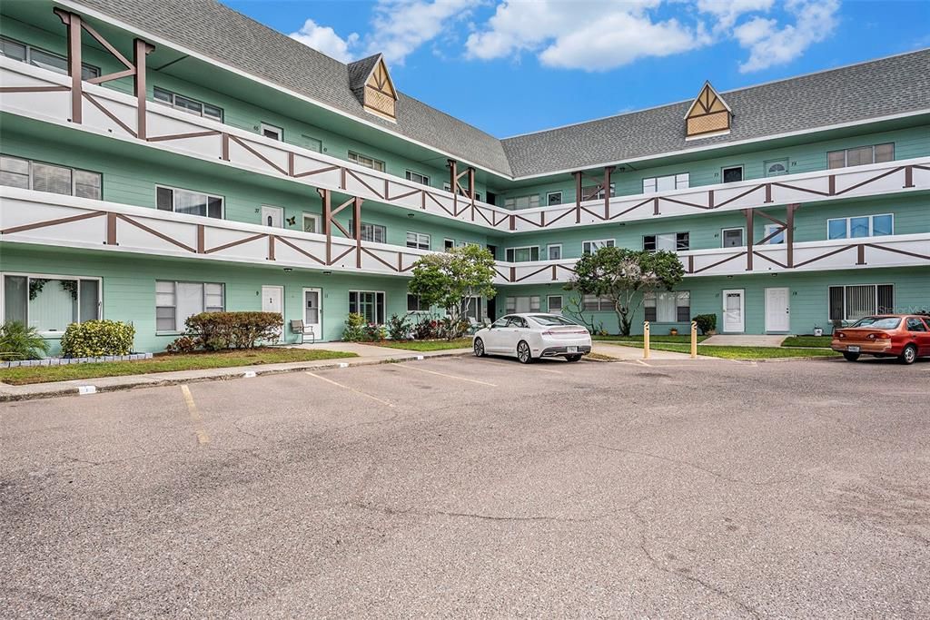 Active With Contract: $102,900 (1 beds, 1 baths, 825 Square Feet)