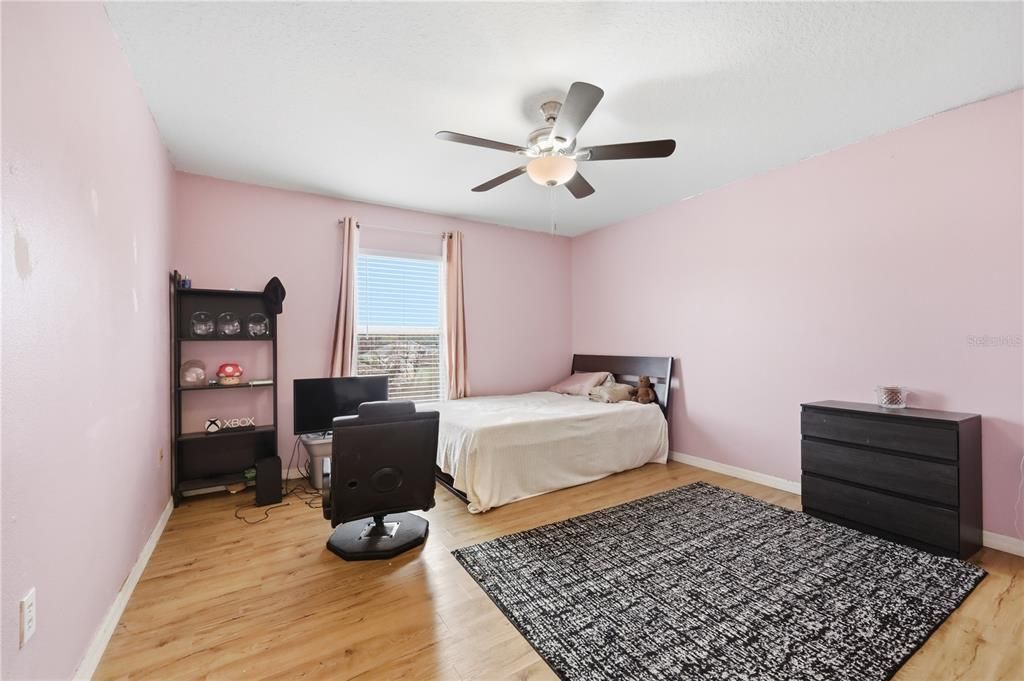 Activo con contrato: $459,900 (4 camas, 2 baños, 2846 Pies cuadrados)