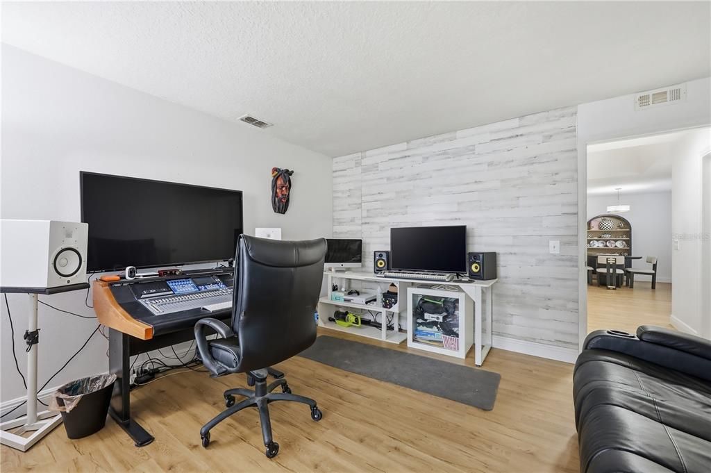 Activo con contrato: $459,900 (4 camas, 2 baños, 2846 Pies cuadrados)