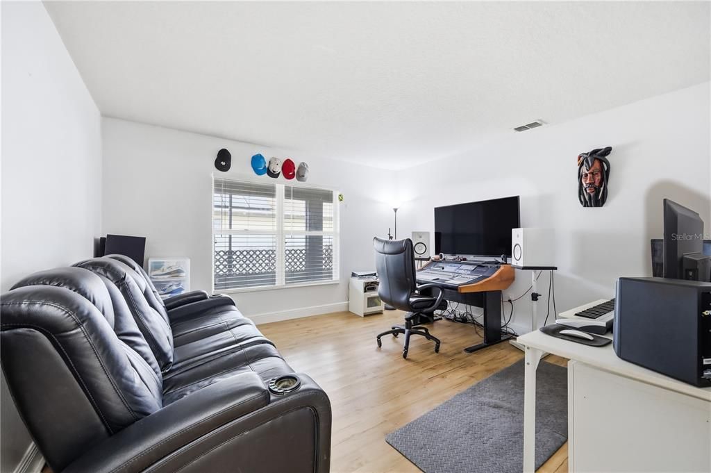 Activo con contrato: $459,900 (4 camas, 2 baños, 2846 Pies cuadrados)