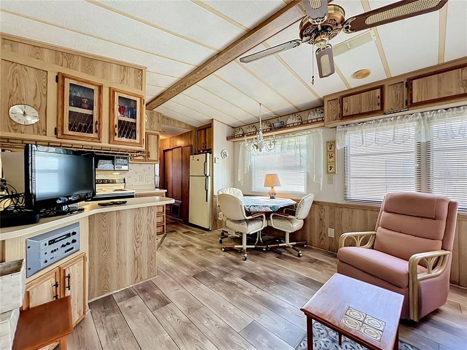 На продажу: $90,000 (1 спален, 1 ванн, 676 Квадратных фут)